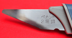 Primer plano Vista trasera Kiridashi Yoshiharu mano derecha cuchillos zurdos Cincel Japón Japonés herramienta carpintería