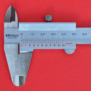 Primer plano cerrado MITUTOYO 150mm calibrador vernier pie de rey 0,05mm Japón N15 530-101